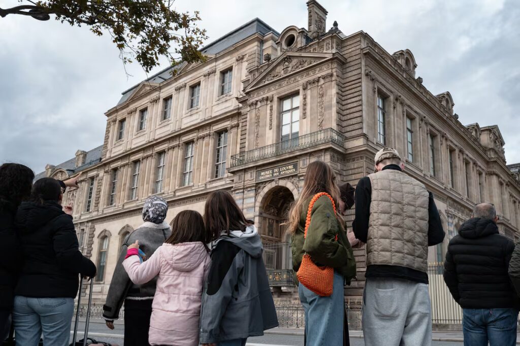 Cinco detenidos en Francia por el robo de joyas del Louvre