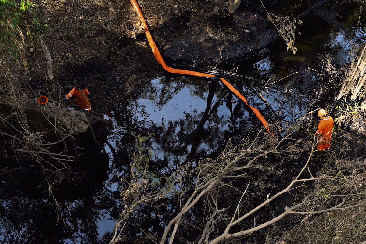Derrame de Pemex agrava crisis ambiental en comunidades de Veracruz