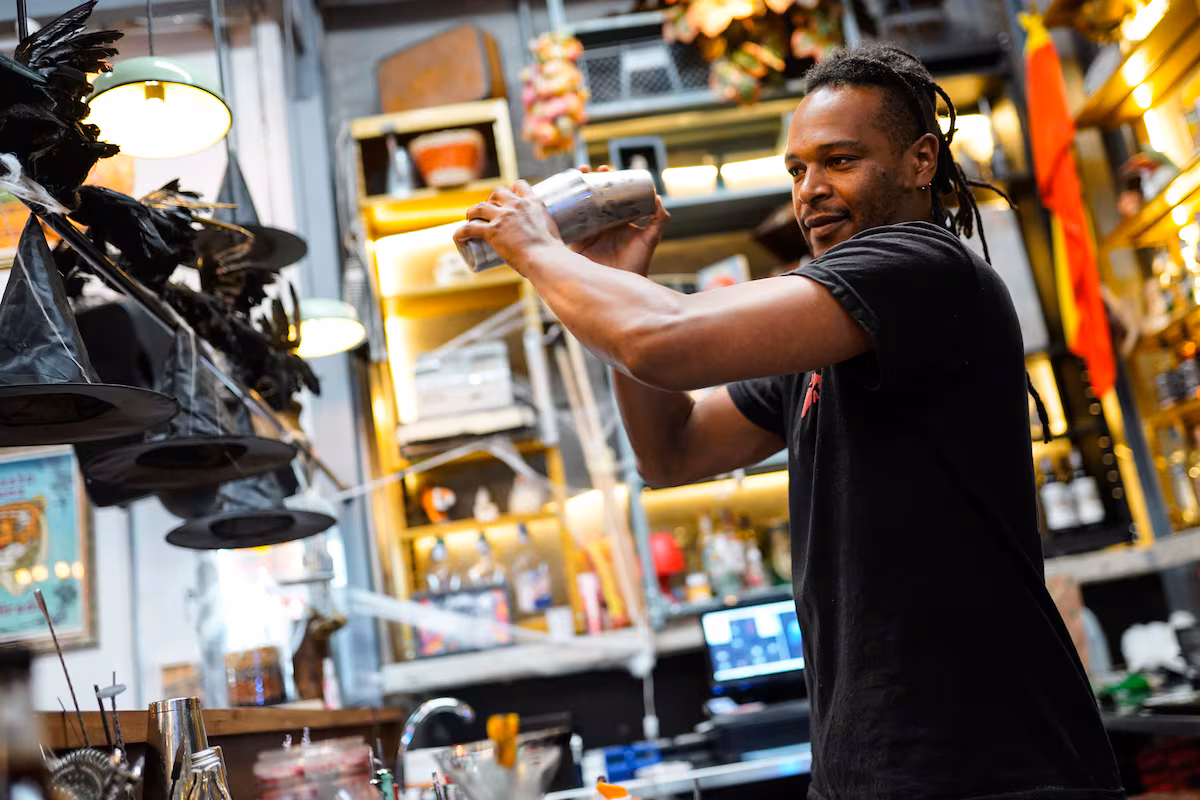 El Aguardiente: De Cantina a Bebida Premium de Coctelero