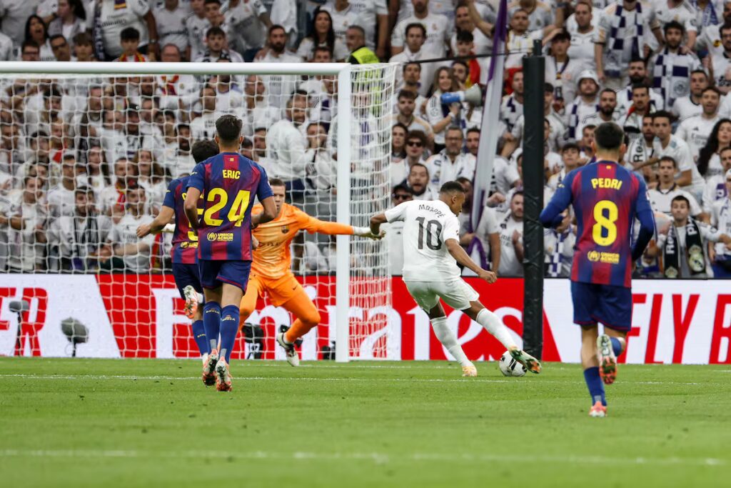 Real Madrid Derrota al Barcelona y Amplía su Ventaja en LaLiga
