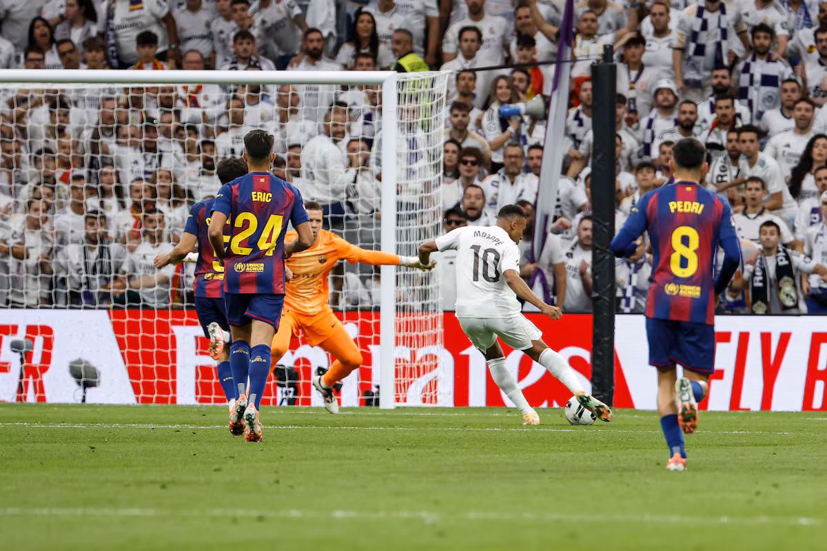 Real Madrid Derrota al Barcelona y Amplía su Ventaja en LaLiga