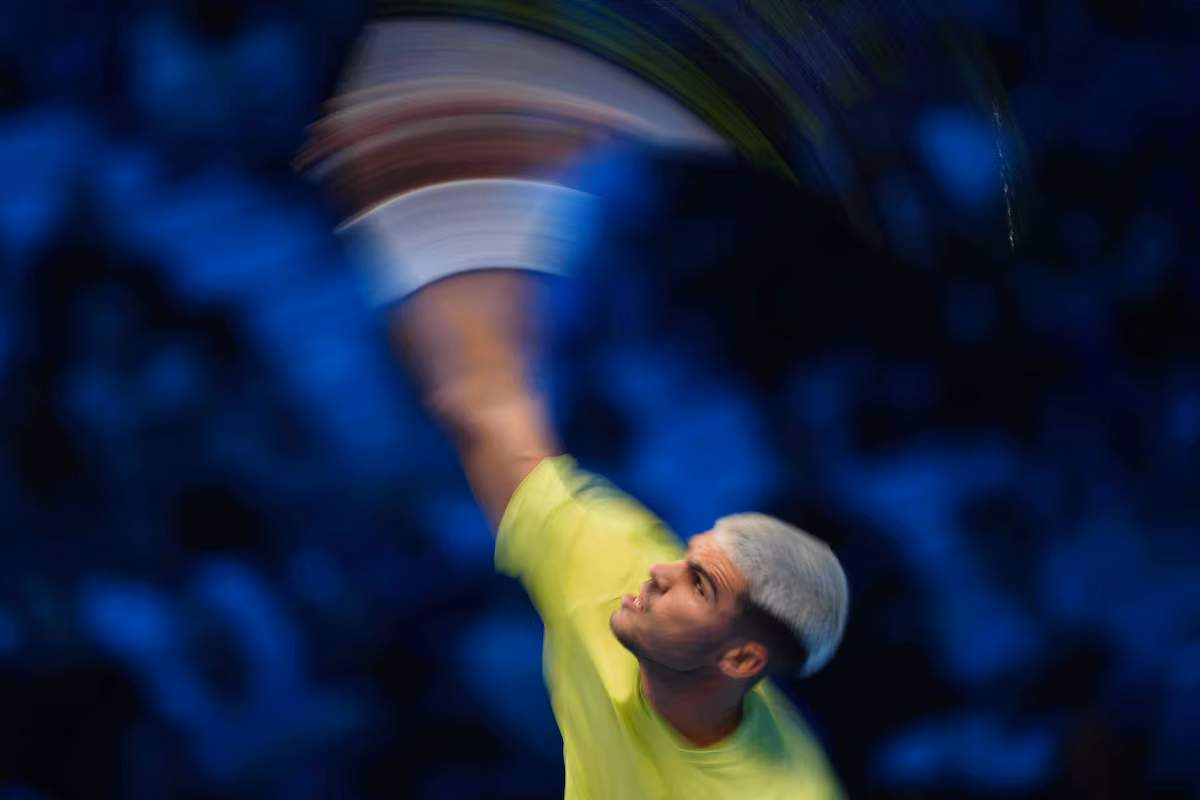 Alcaraz inicia su camino con victoria ante De Miñaur