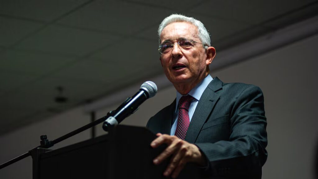 Álvaro Uribe retoma liderazgo en la derecha tras ser absuelto