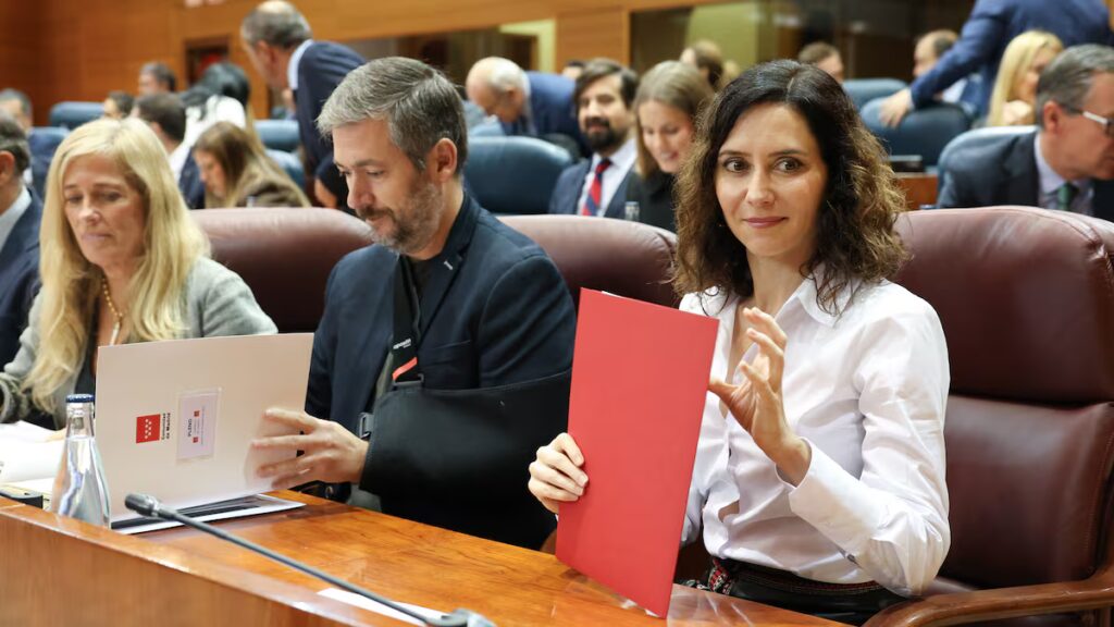 Ayuso elude temas sobre su novio en la Asamblea tras críticas de la oposición