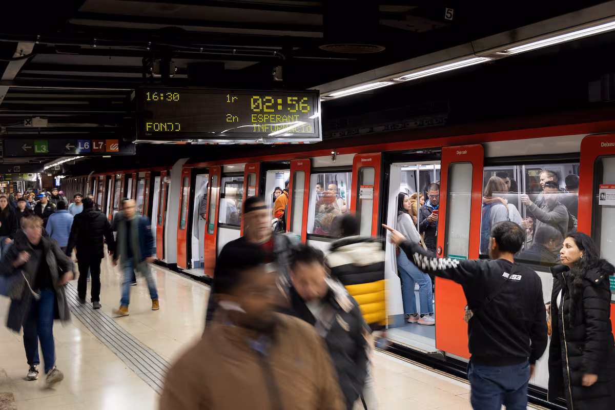 Barcelona: El teletrabajo transforma las horas pico en el transporte público