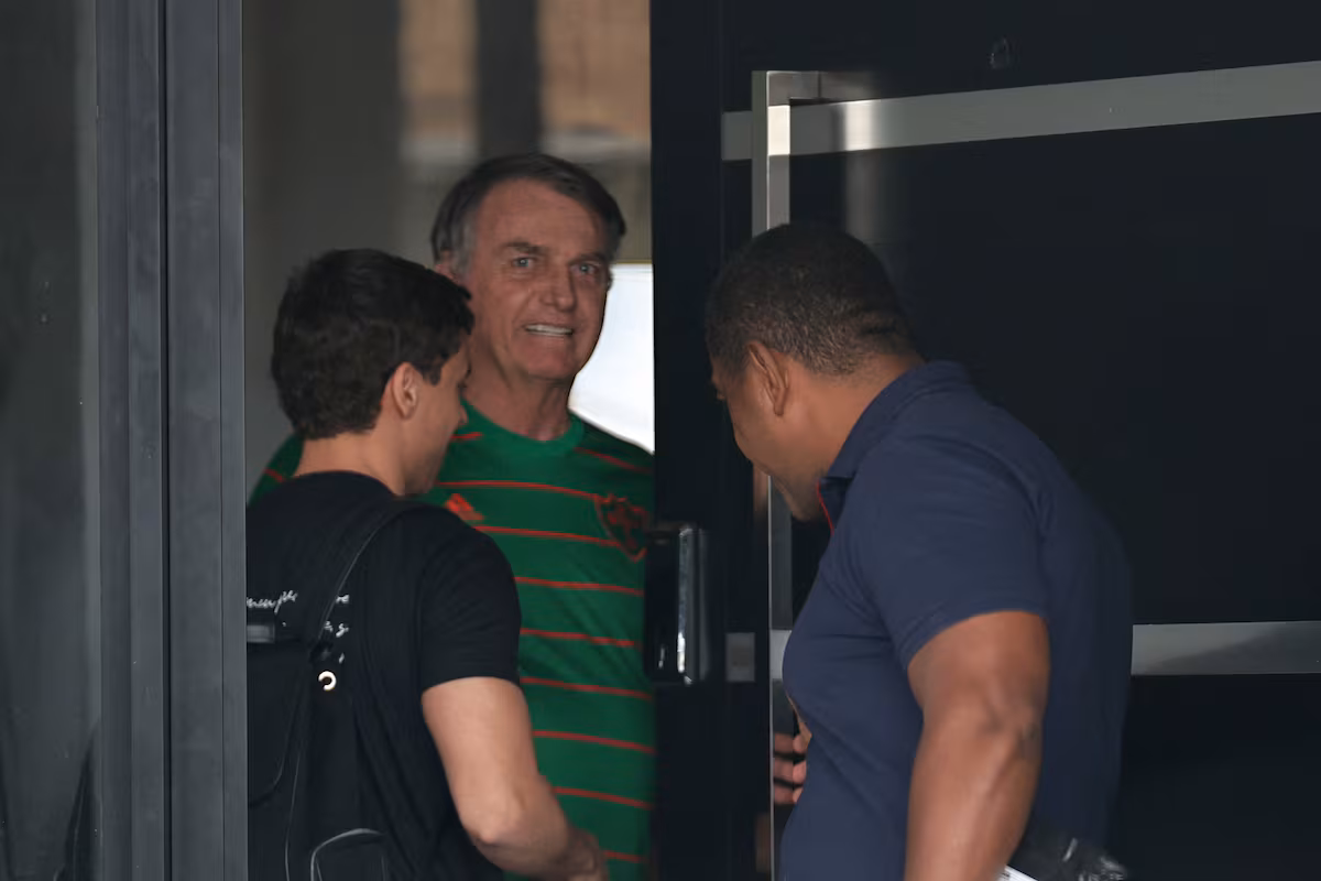 Bolsonaro Arrestado por Manipular Tobillera Antes de Cumplir Pena