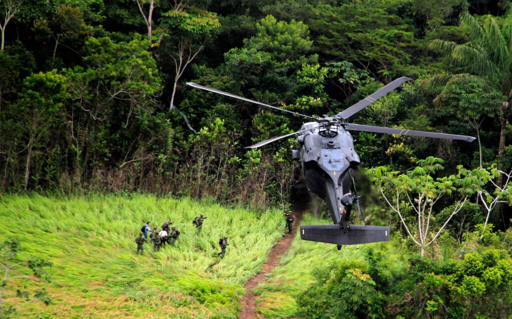 Bombardeos que mataron niños revelan las contradicciones en la política colombiana