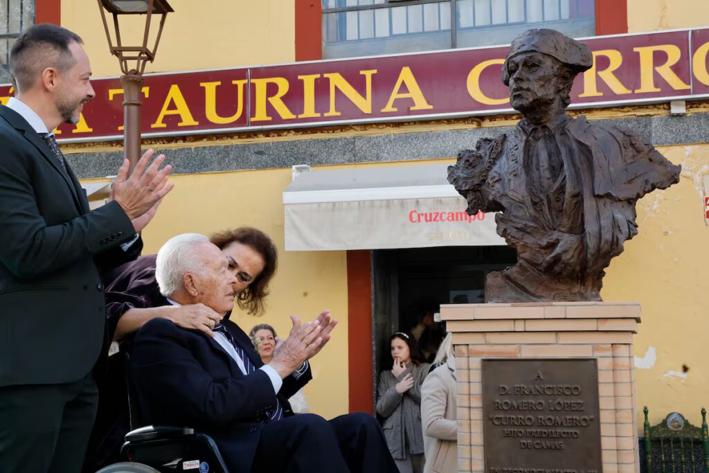Camas rinde homenaje a Curro Romero con un monumento destacado