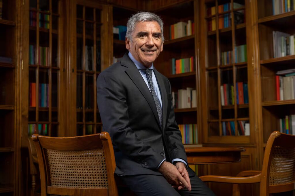 Carlos Peña advierte: 'Recuperar la democracia es clave para evitar la barbarie'