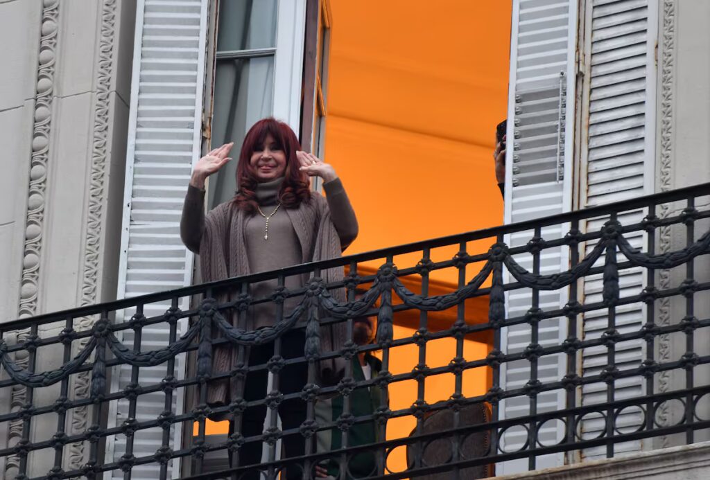 Cristina Kirchner enfrenta restricciones más severas en su detención domiciliaria en Argentina