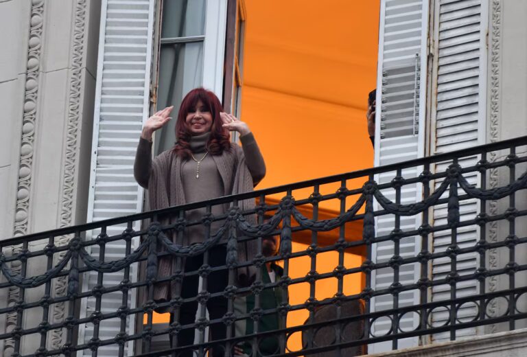 Cristina Kirchner enfrenta restricciones más severas en su detención domiciliaria en Argentina