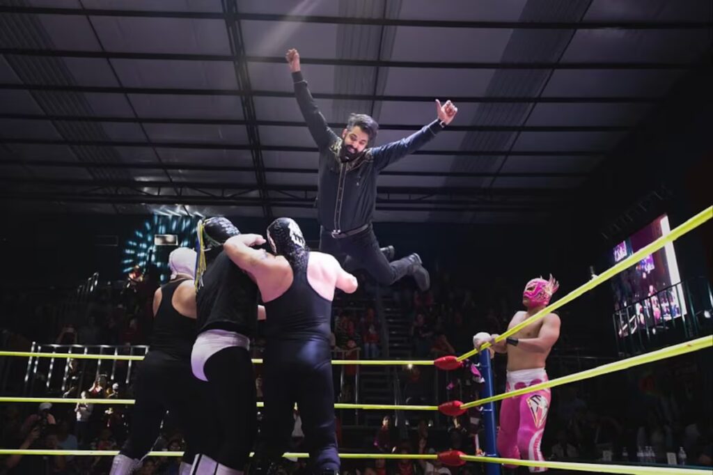 El diputado de Morena presenta su informe en lucha libre en Coahuila