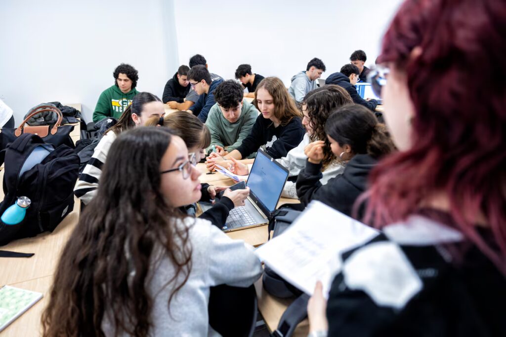 Estudiantes se movilizan en huelga universitaria contra la extinción