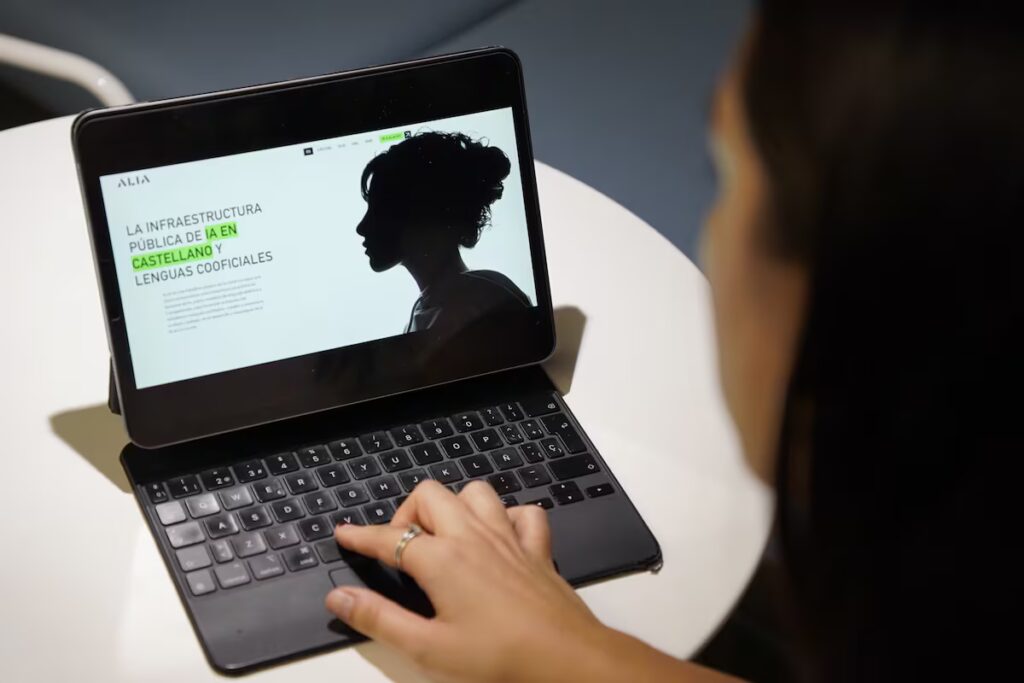 Gobierno y autores negocian compensación por uso de obras en Alia, la IA española