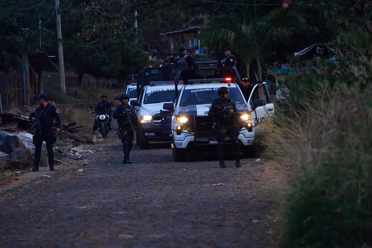 Huida de ocho policías en Michoacán tras operativo de la Fiscalía