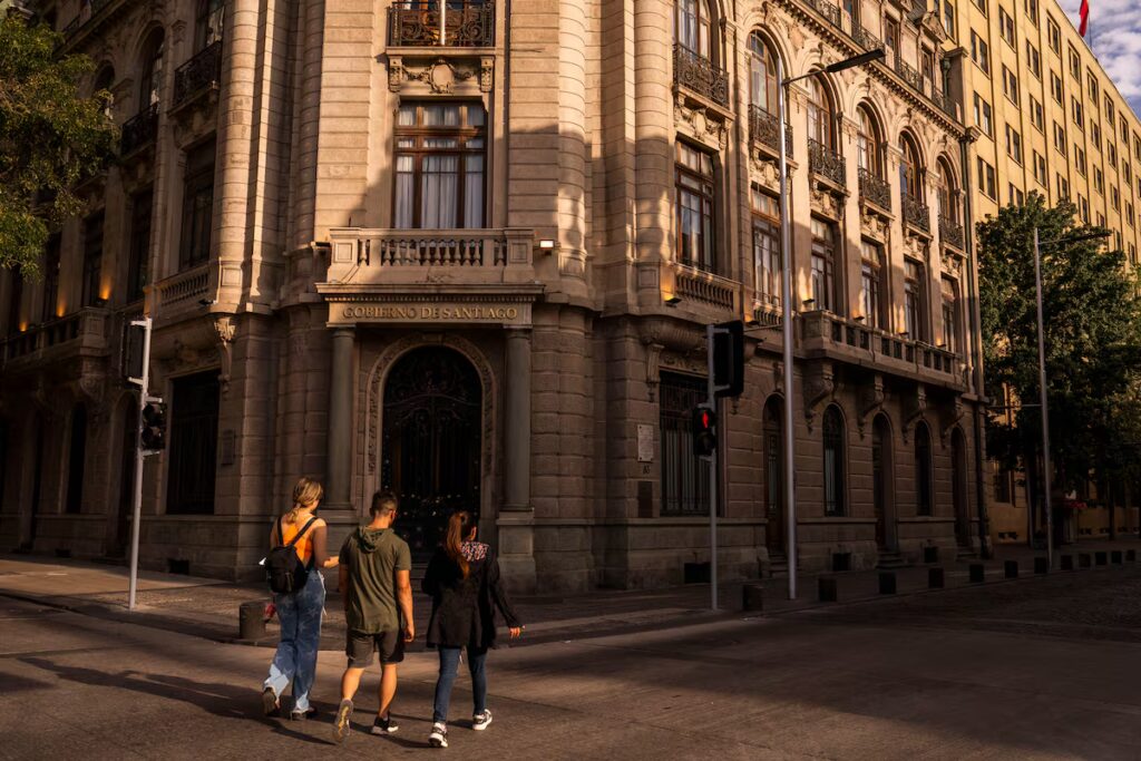 Jóvenes buscan respuestas en la política de derecha