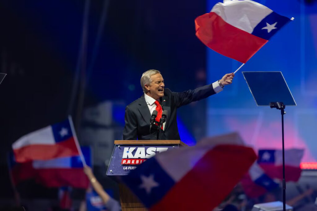 Kast congrega multitudes en su cierre de campaña: “La tercera es la vencida”