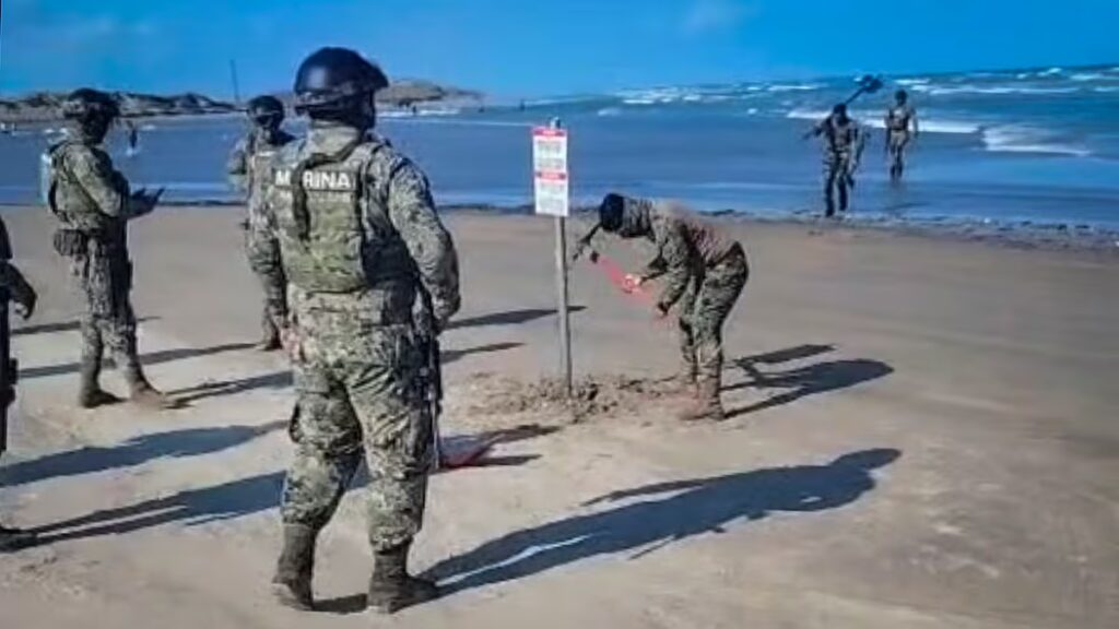 La Marina retira letreros de propiedad estadounidense en playa de Tamaulipas