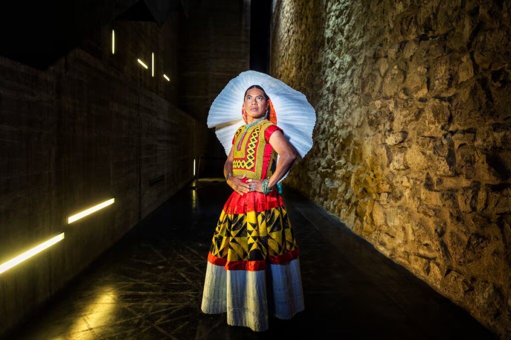 Los muxes de México cautivan a España con su teatro inclusivo