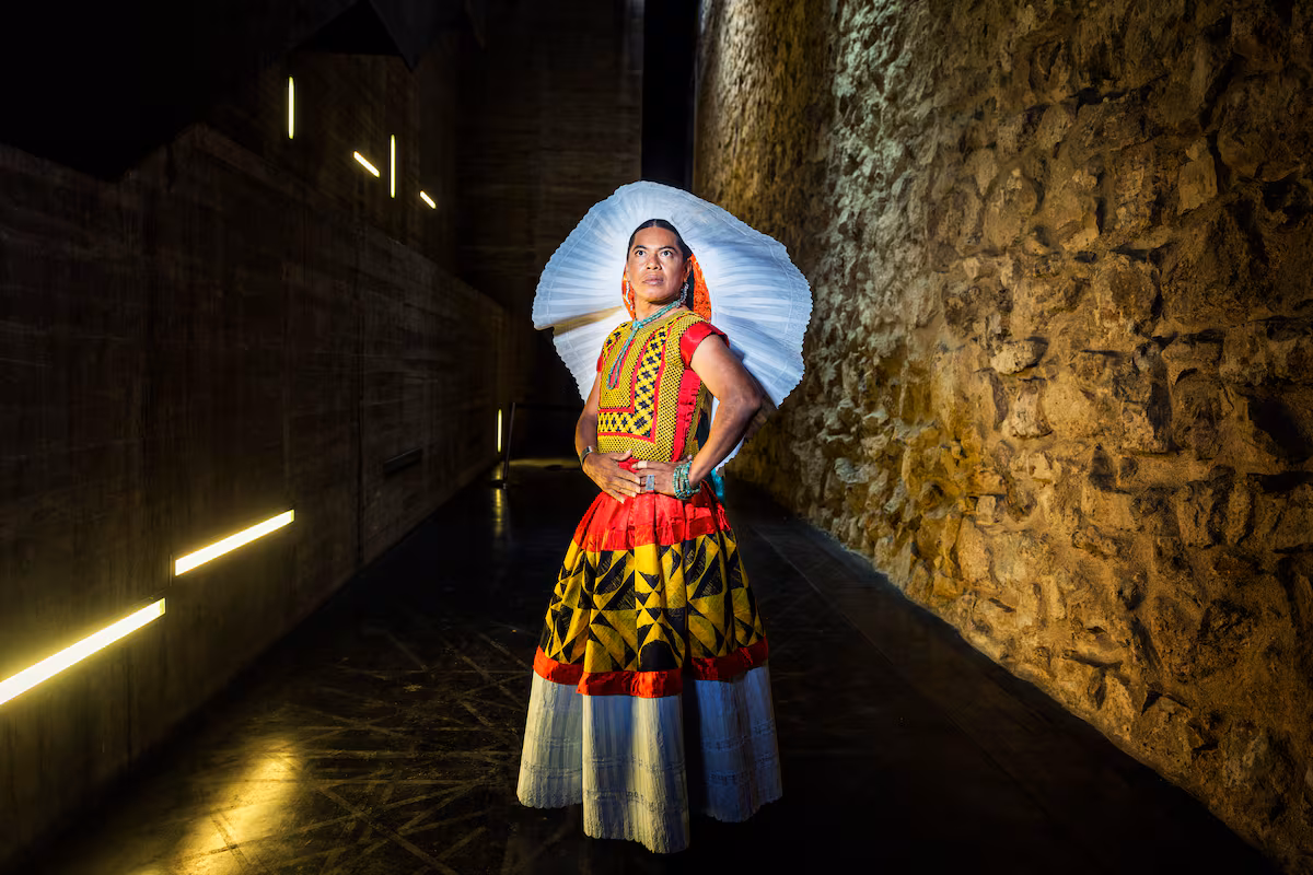 Los muxes de México cautivan a España con su teatro inclusivo