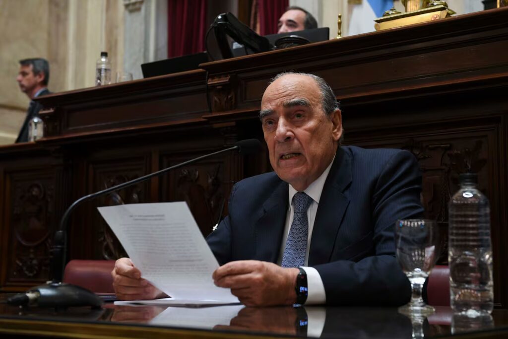 Milei destituye a su Jefe de Ministros por presiones internas