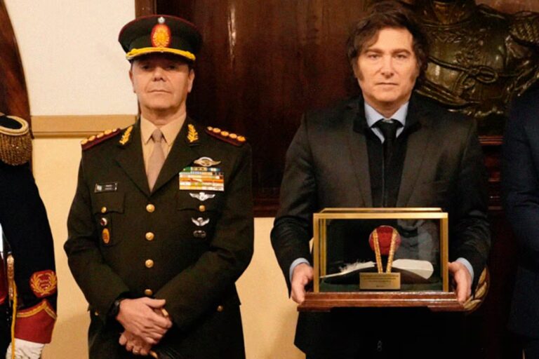 Milei elige a un militar como Ministro de Defensa en Argentina, un hito histórico