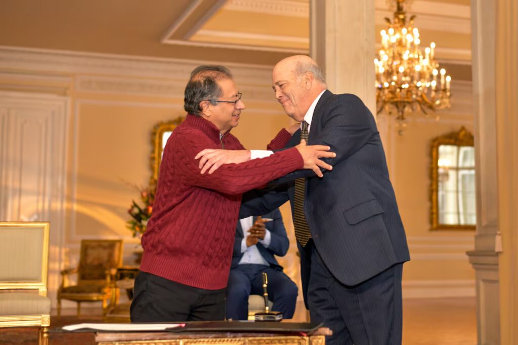 Petro desestima consultas con su embajador en EE. UU.