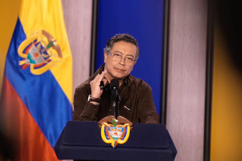 Petro elimina aranceles al algodón y urge a la industria a reinventarse