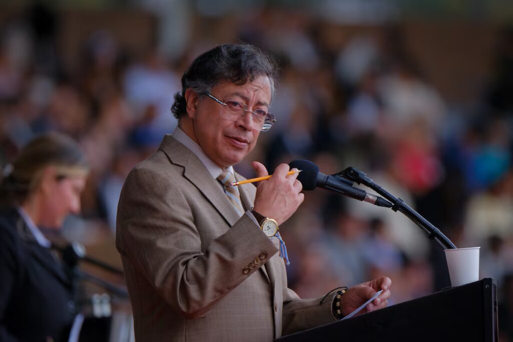 Petro en la mira tras bombardeo que deja varios menores muertos