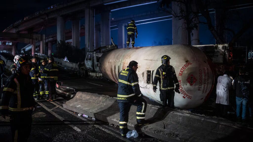 Tres heridos graves tras explosión de pipa en Iztapalapa