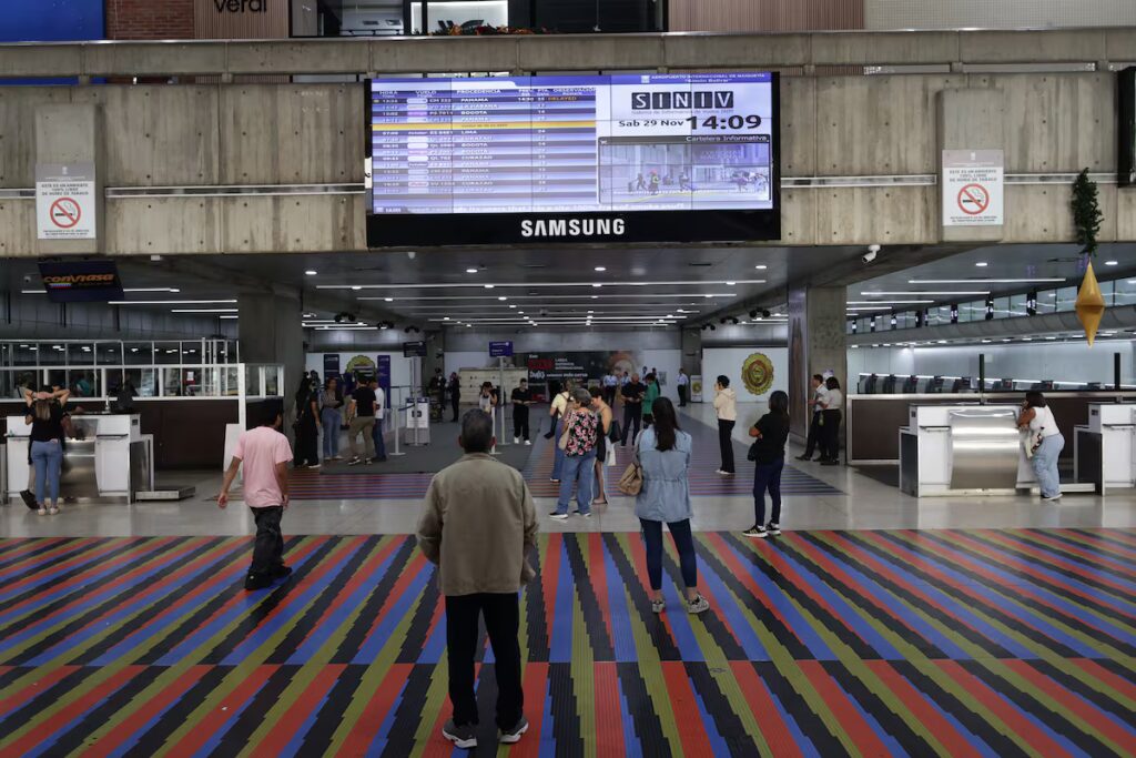 Trump decreta cierre total del espacio aéreo en Venezuela