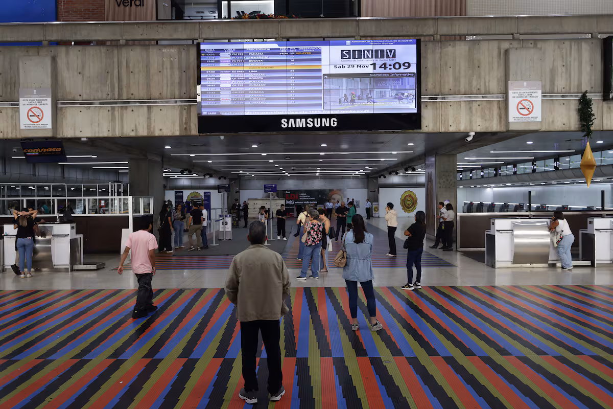 Trump decreta cierre total del espacio aéreo en Venezuela