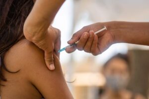 Vacunación infantil en Argentina se desploma del 90% al 50% desde 2019