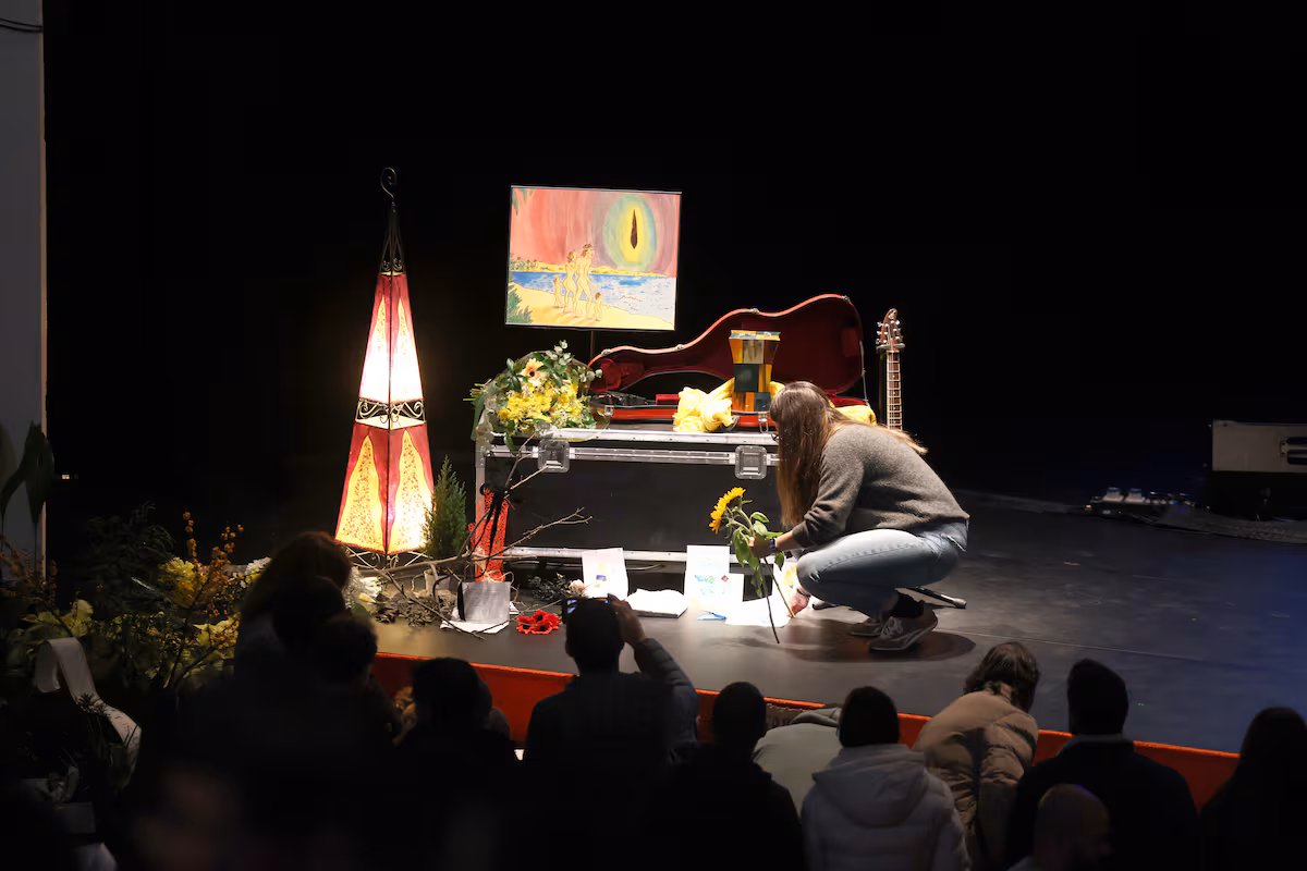 “Adiós a Robe: miles de fans lloran su partida en Plasencia”