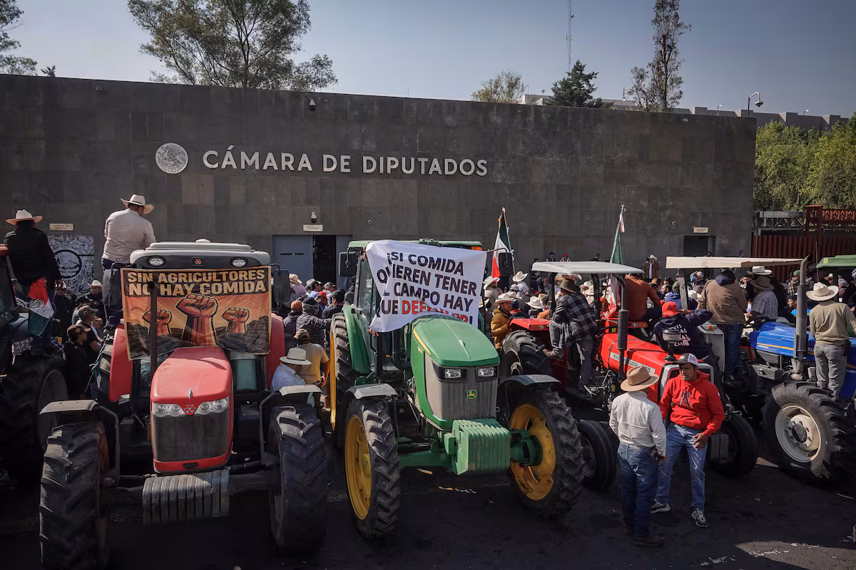 Campesinos protestan contra la Ley de Aguas de Sheinbaum: "Último clavo al campo"