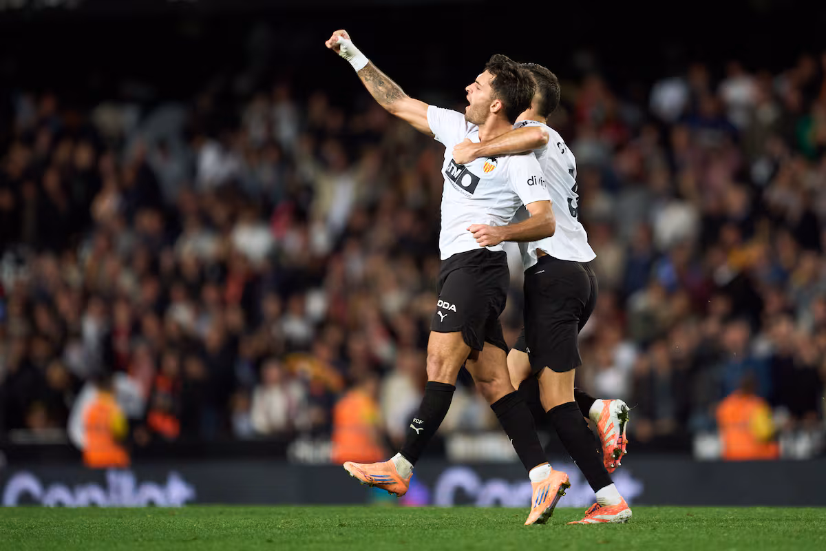Hugo Duro salva al Valencia con un gol en el descuento contra el Sevilla