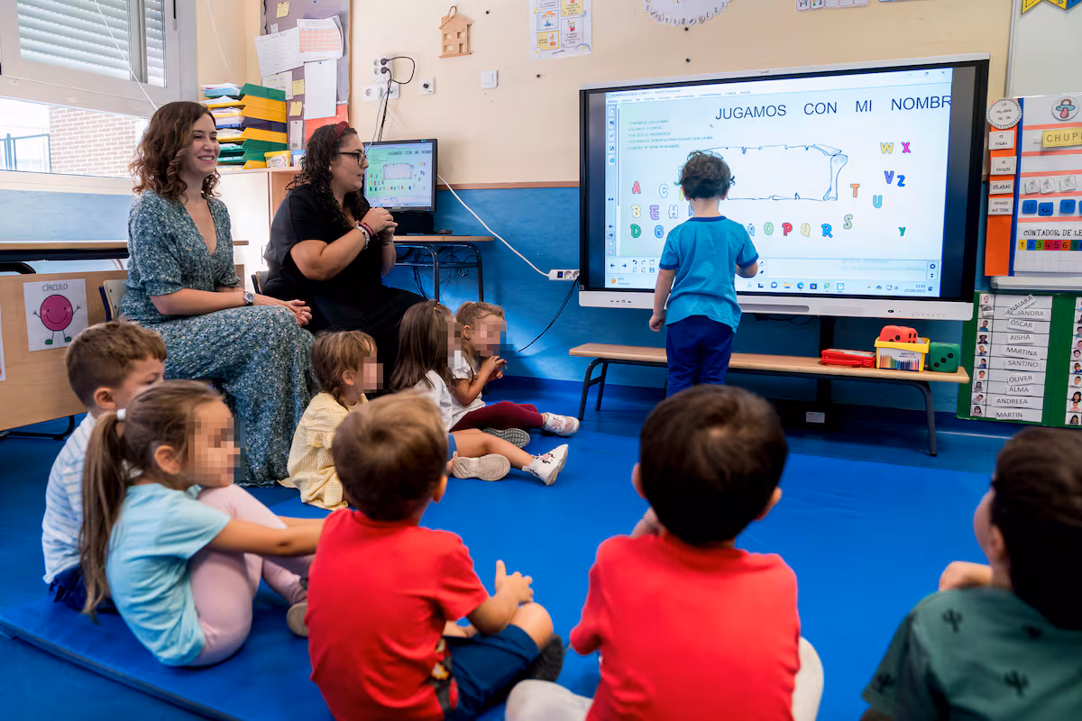 La Comunidad de Madrid implementa jornada partida en colegios: padres satisfechos, profesores indignados.