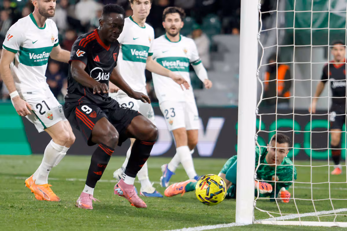 Akor Adams salva al Sevilla frente a un Elche en crisis