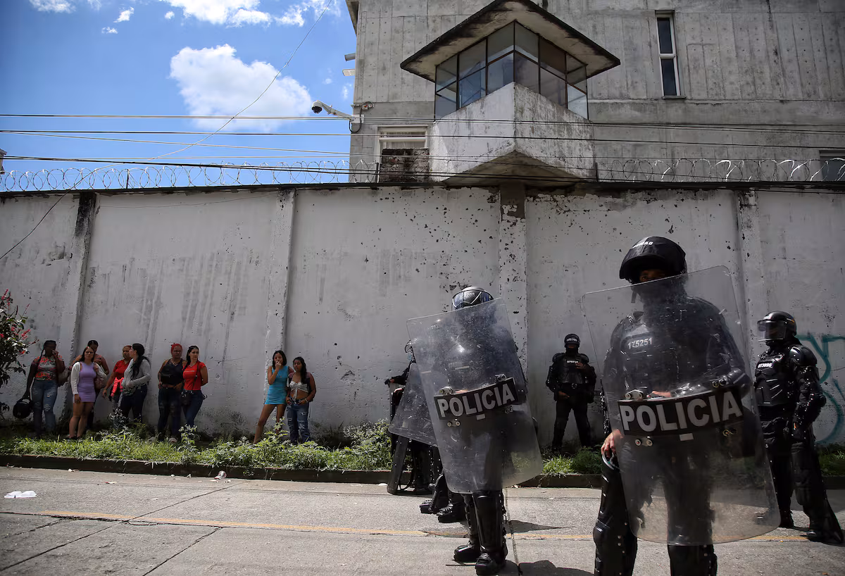 Asesinato de un niño de 11 años agrava la violencia contra guardianes penitenciarios en Colombia
