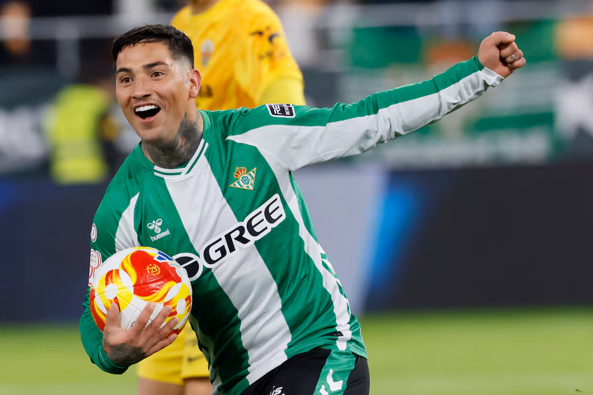 Ávila salva al Betis en un intenso duelo contra el Elche