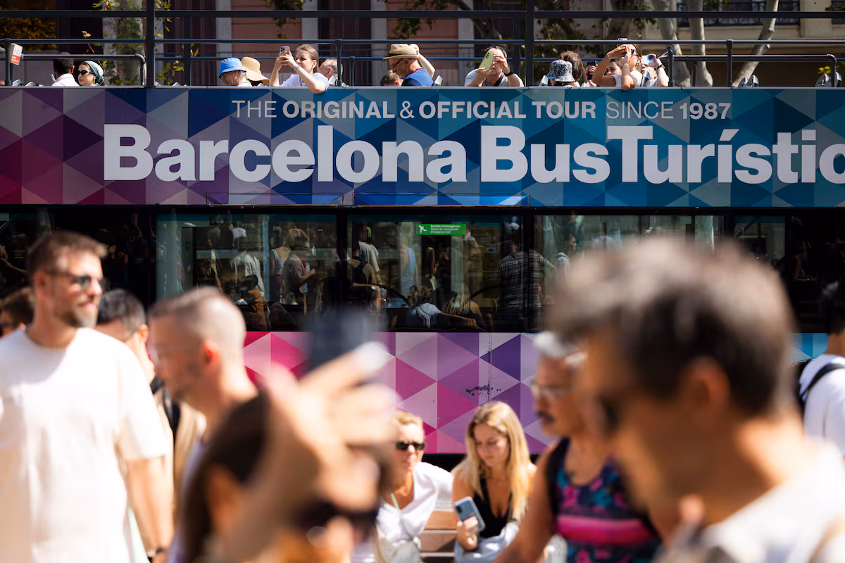 Barcelona: PSC, ERC y Comunes acuerdan elevar la tasa turística a 15 euros en hoteles cinco estrellas.