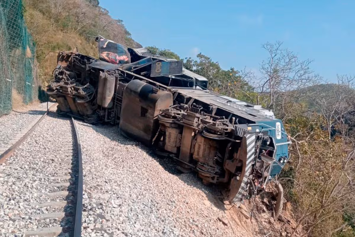 Exceso de velocidad: la FGR investiga descarrilamiento del Tren Interoceánico que cobró 14 vidas