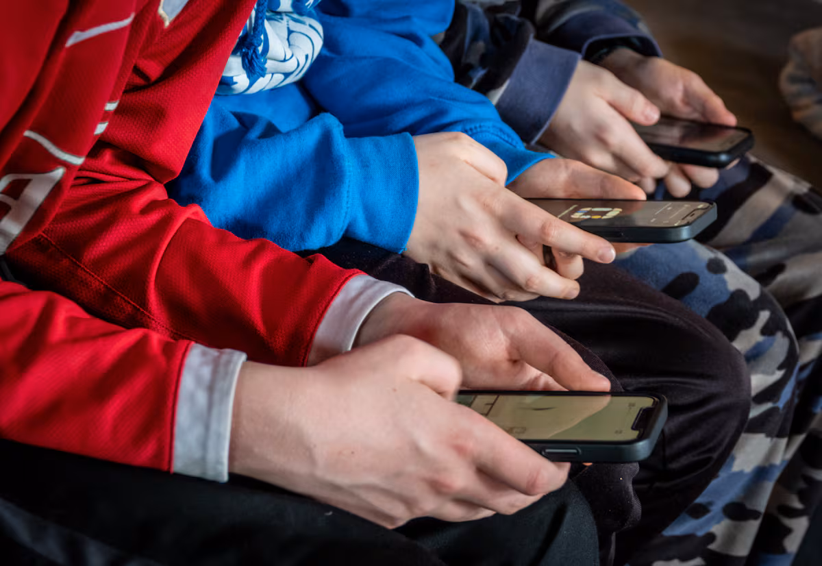 Francia impulsa la prohibición de redes sociales para menores de 15 años