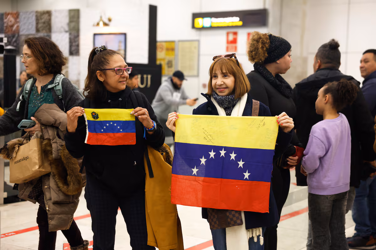 Liberación de cinco españoles en Barajas tras detención de Maduro en Venezuela