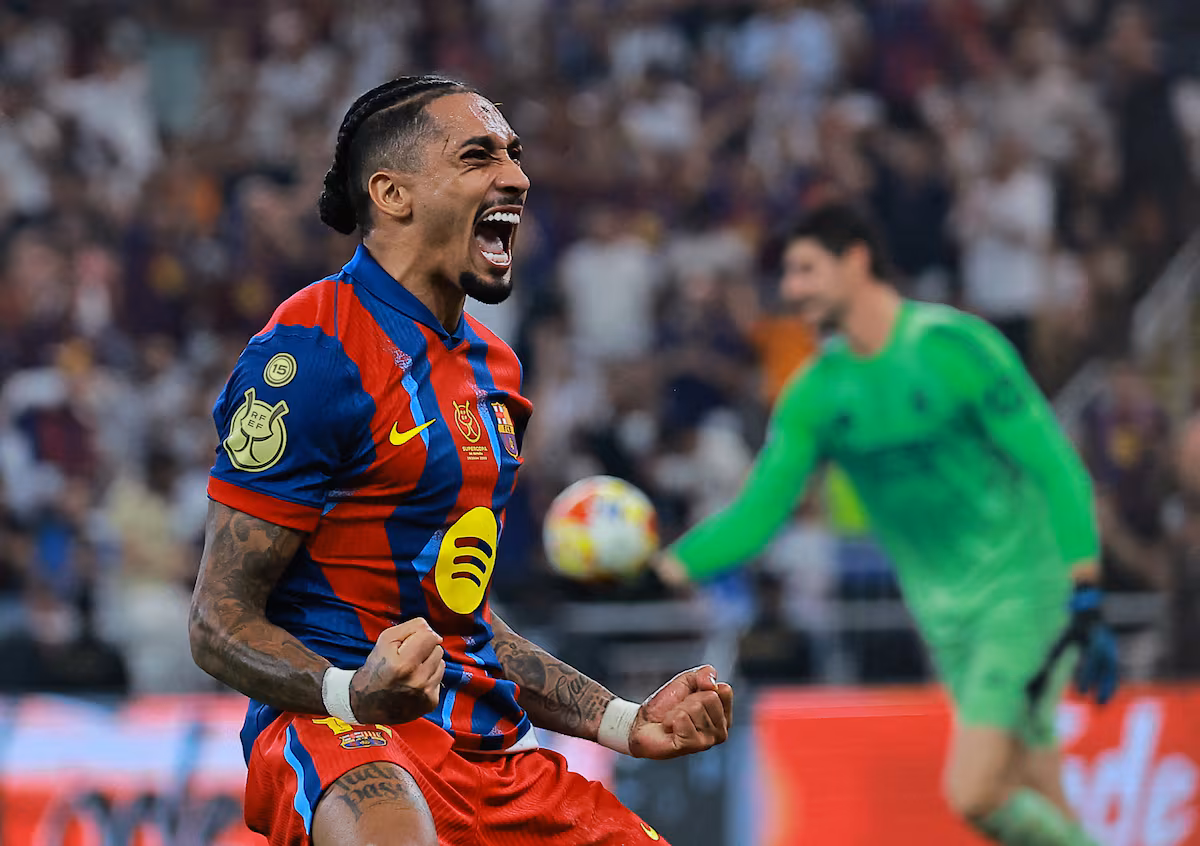 Raphinha da la ventaja al Barça con su tercer gol ante el Madrid