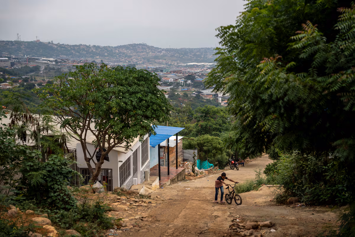 Venezolanos encuentran refugio en La Esperanza, símbolo de la transición fronteriza.