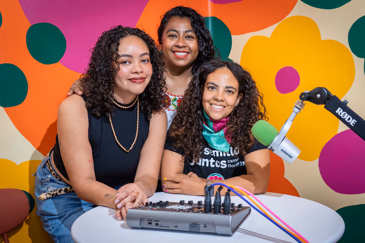 Afrochingonas: El podcast que enfrenta el racismo con risa y reflexión