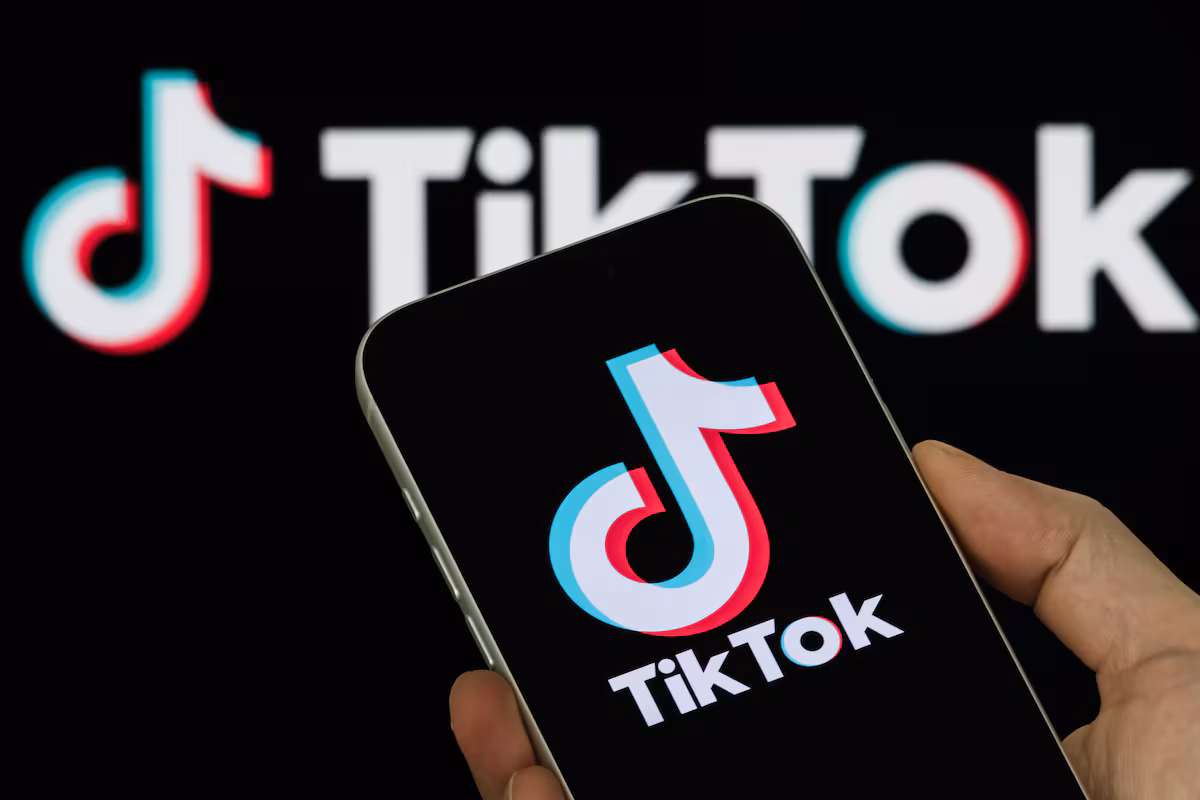 Bruselas exige a TikTok medidas contra la adicción de menores