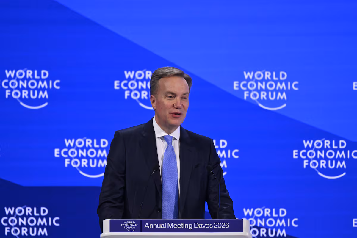 El presidente del Foro Económico de Davos renuncia por conexiones con Epstein