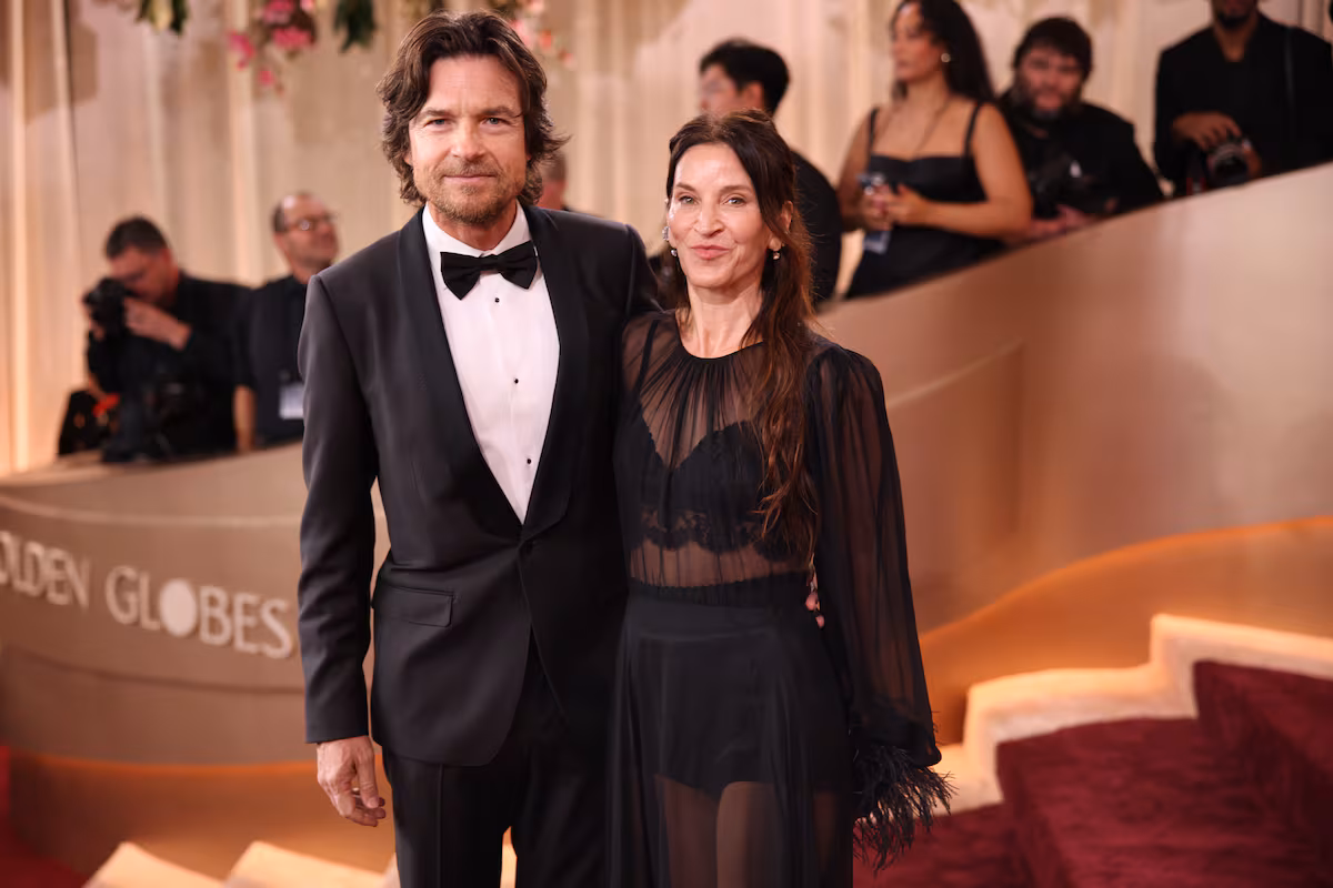 Jason Bateman atribuye su sobriedad a su esposa tras fiestas 'impredecibles'